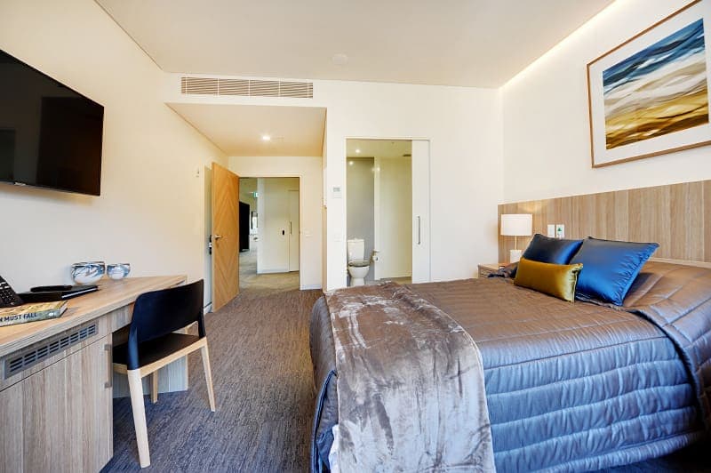 Clifton Hill Bed & Desk & Open Entrance