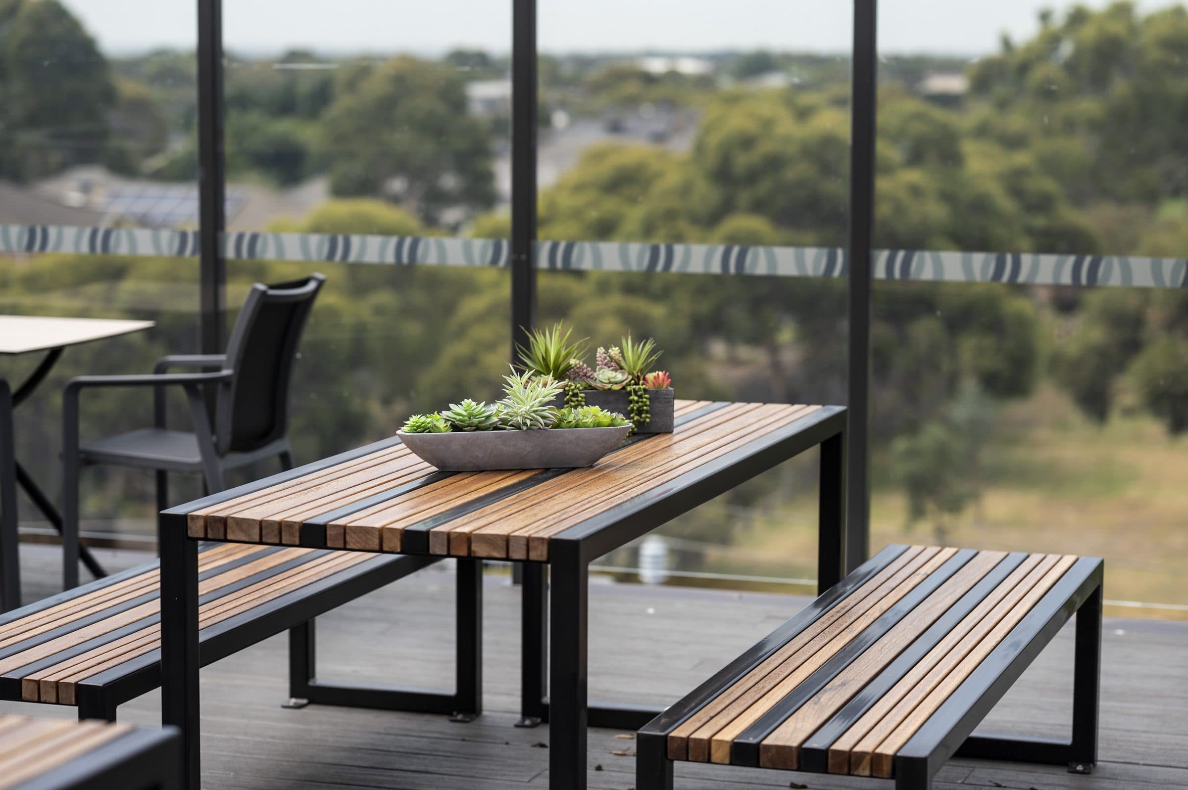 Mordialloc Large table next to balcony